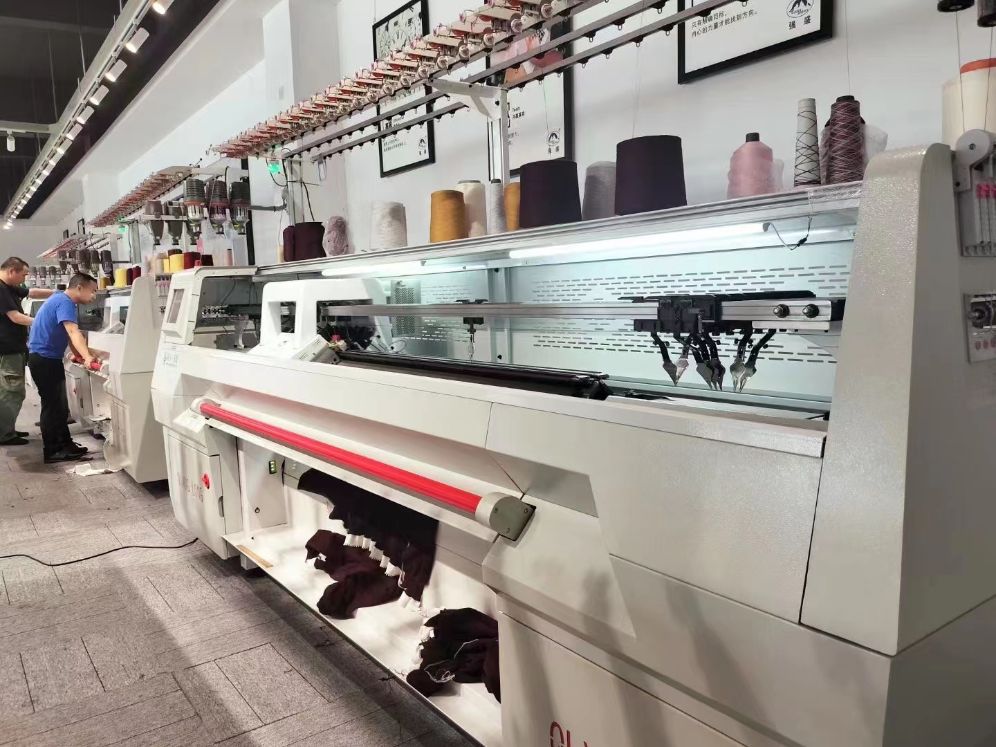 Whole garment computerized flat knitting machine first-line ready-to-wear!